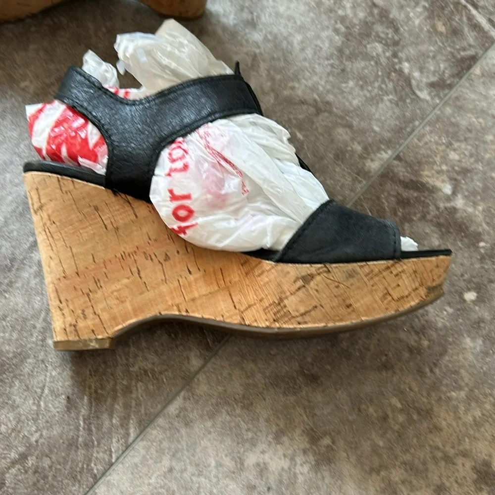 Black 100% real leather Franco Sarto. Compliments any outfit. Size 71/2